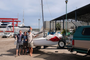 Mit Steve stehen Leo und Sebastian vor einem kleinen Segelboot in La Paz in Mexiko.