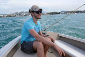 Sebastian segelt in der Marina von La Paz in Mexiko.
