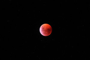 Ein Blutmond leuchtet rot.