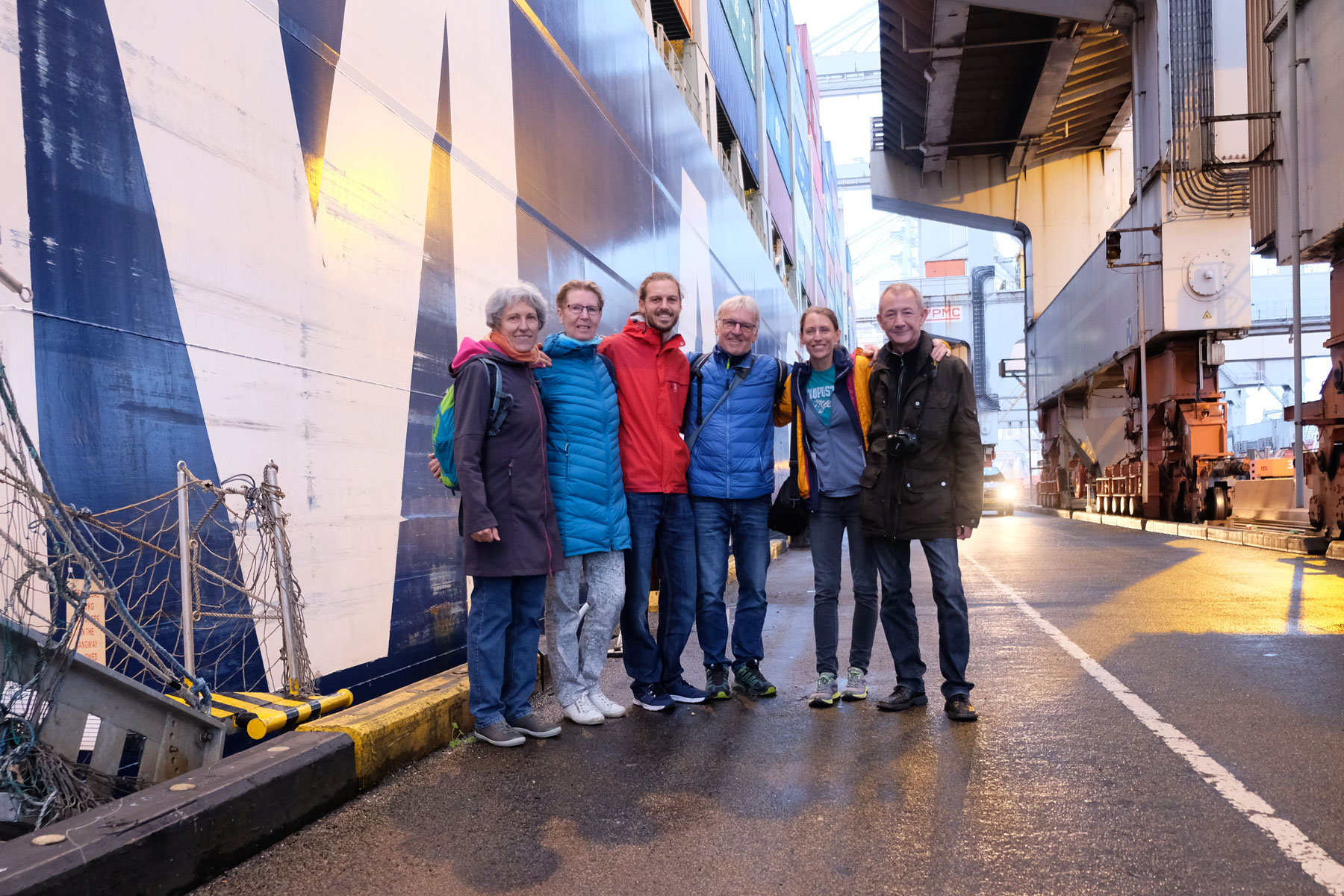 Leo und Sebastian stehen mit ihren Eltern vor der Gangway des Containerschiffs in Rotterdam.