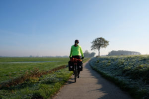 Sebastian fährt mit dem Fahrrad auf dem Fahhradweg.