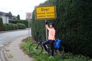 Leo vor dem Ortsschild Over.