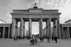 Leo und Sebastian stehen mit ihrem Fahrrad vor dem Brandenburger Tor in Berlin.