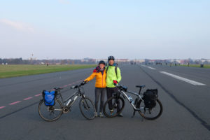 Leo und Sebastian stehen mit ihren Fahrrädern auf dem Tempelhofer Feld in Berlin.