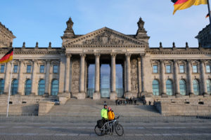 Leo und Sebastian stehen vor dem Reichstagsgebäude in Berlin.