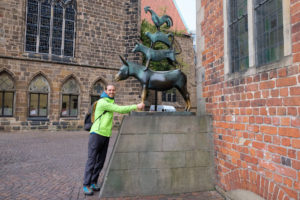 Sebastian umgreift die Vorderbeine des Esels der Bremer Stadtmusikanten.