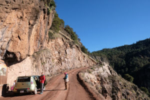 Mit einem Auto lassen wir uns zum Aussichtspunkt Cerro de Gallego in Mexiko fahren.