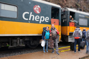 Leo und Sebastian vor dem Zug Chepe in Nordmexiko.