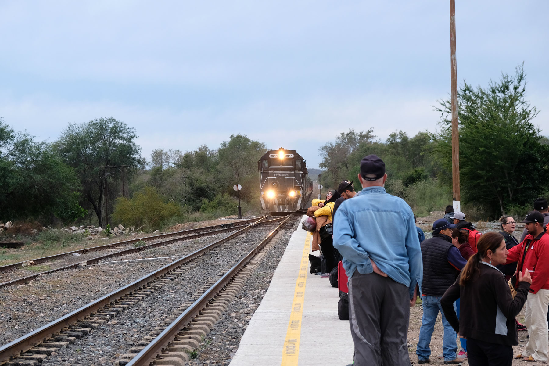 Der Chepe erreicht den Bahnhof El Fuerte in Mexiko.