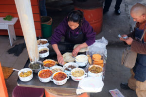 Eine Essensverkäuferin bietet Snacks am Bahnhof des Chepes in Mexiko an.