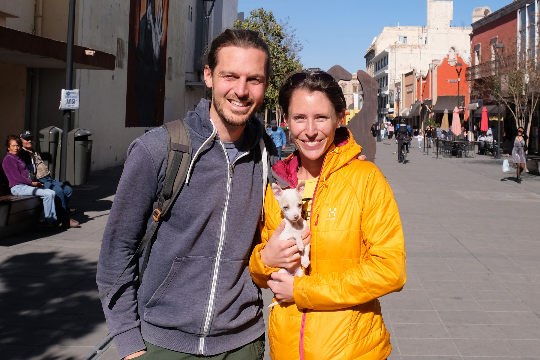 Leo und Sebastian mit einem Chihuahua in Chihuahua in Mexiko.