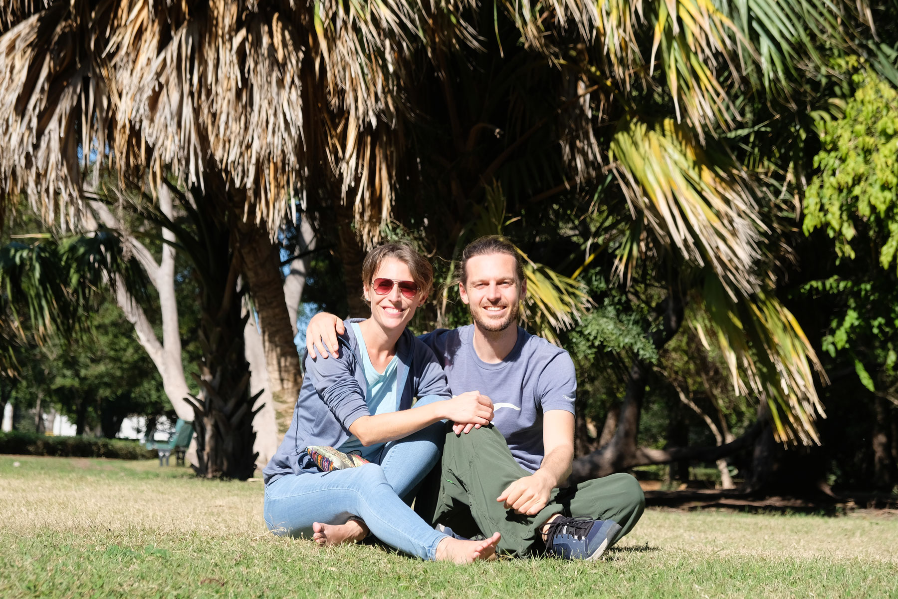 Leo und Sebastian sitzen im Botanischen Garten in Los Mochis, Mexiko.