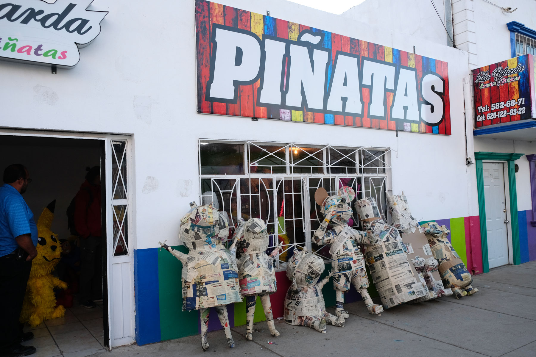 Vor einem Geschäft in Mexiko stehen Pappmachéfiguren.