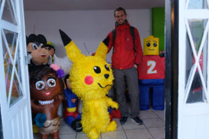 Sebastian steht neben einer Piñata in Cuauhtémoc in Mexiko.