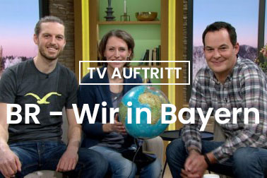 Sebastian Ohlert und Leonore Sibeth sitzen mit dem Moderator Dominik Pöll in der Fersehsendung Wir in Bayern des Bayerischen Rundfunks.