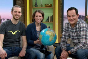 Sebastian Ohlert und Leonore Sibeth sitzen mit dem Moderator Dominik Pöll in der Fersehsendung "Wir in Bayern" des Bayerischen Rundfunks.