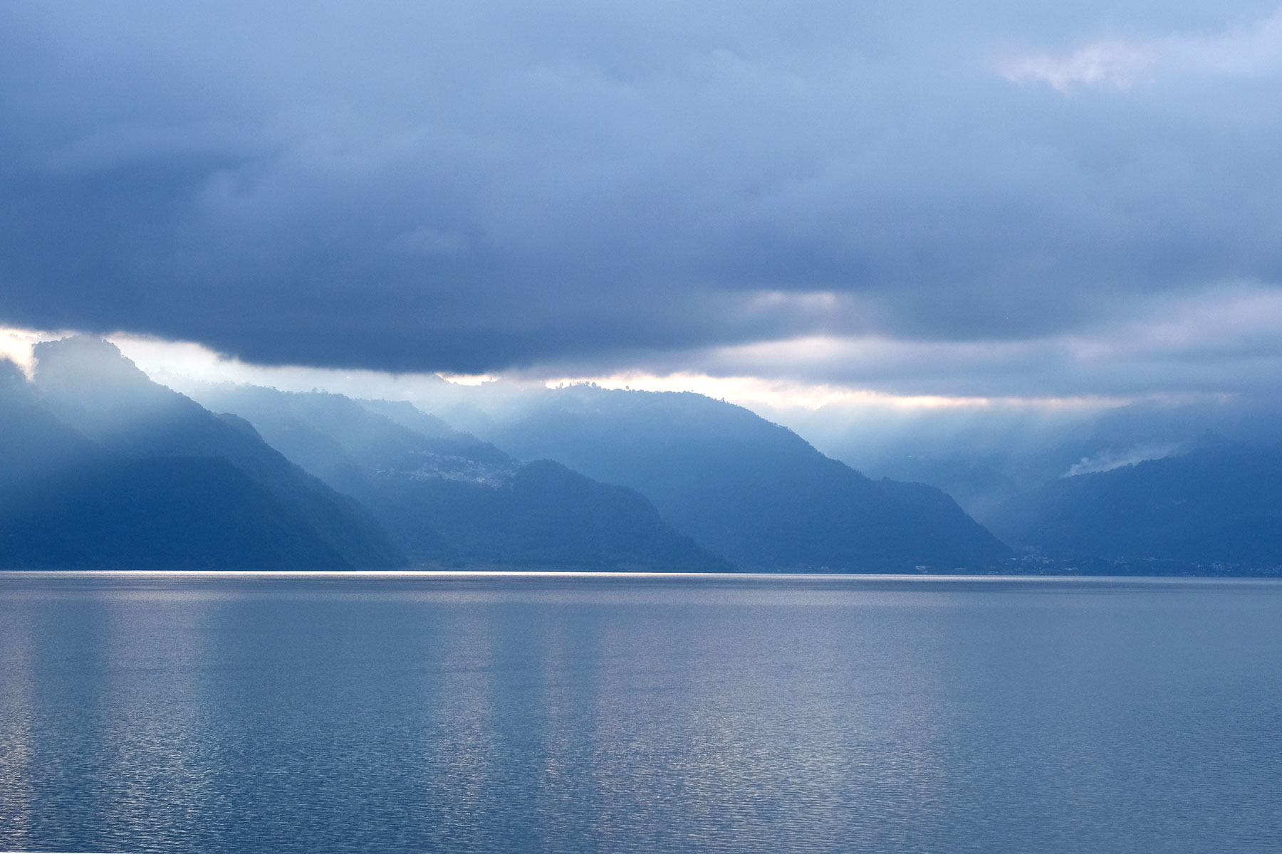 Blick auf den Atitlán-See in Guatemala.