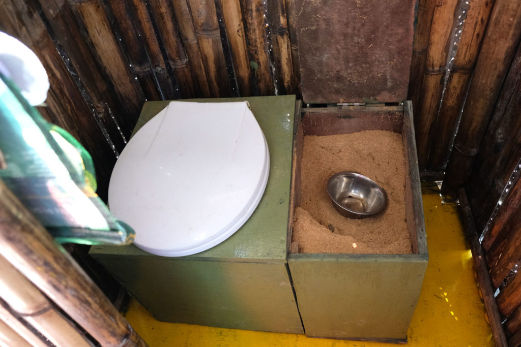 Camping-Toilette in einer Eco Lodge in Nepal.