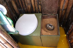 Camping-Toilette in einer Eco Lodge in Nepal.