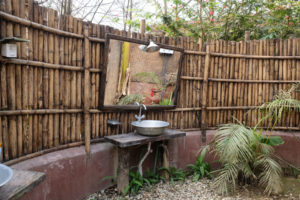 Open air Badezimmer in einer Eco Lodge in Nepal.