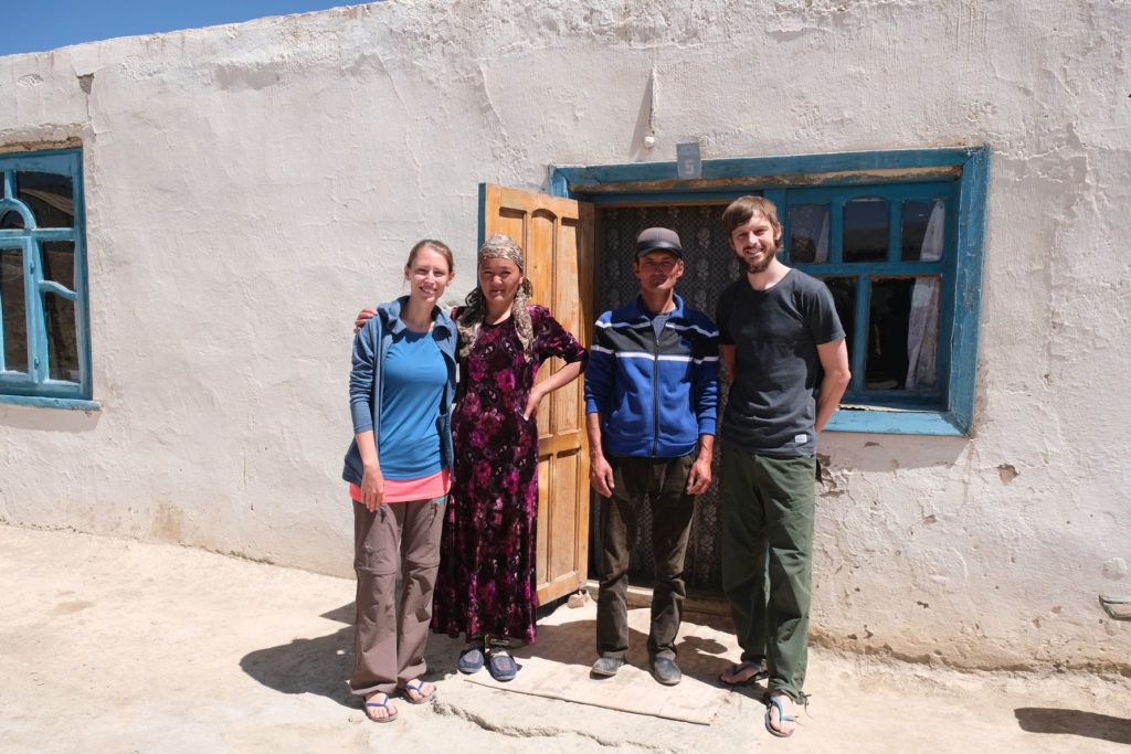 Eine Familie betreibt einen Homestay auf dem Pamir Highway in Tadschikistan.