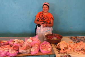 Eine Marktfrau verkauft auf einem Markt in Kirgistan Fleisch.