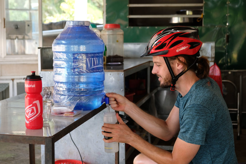 Sebastian zapft Trinkwasser aus einem wiederverwendbaren Kanister ab.