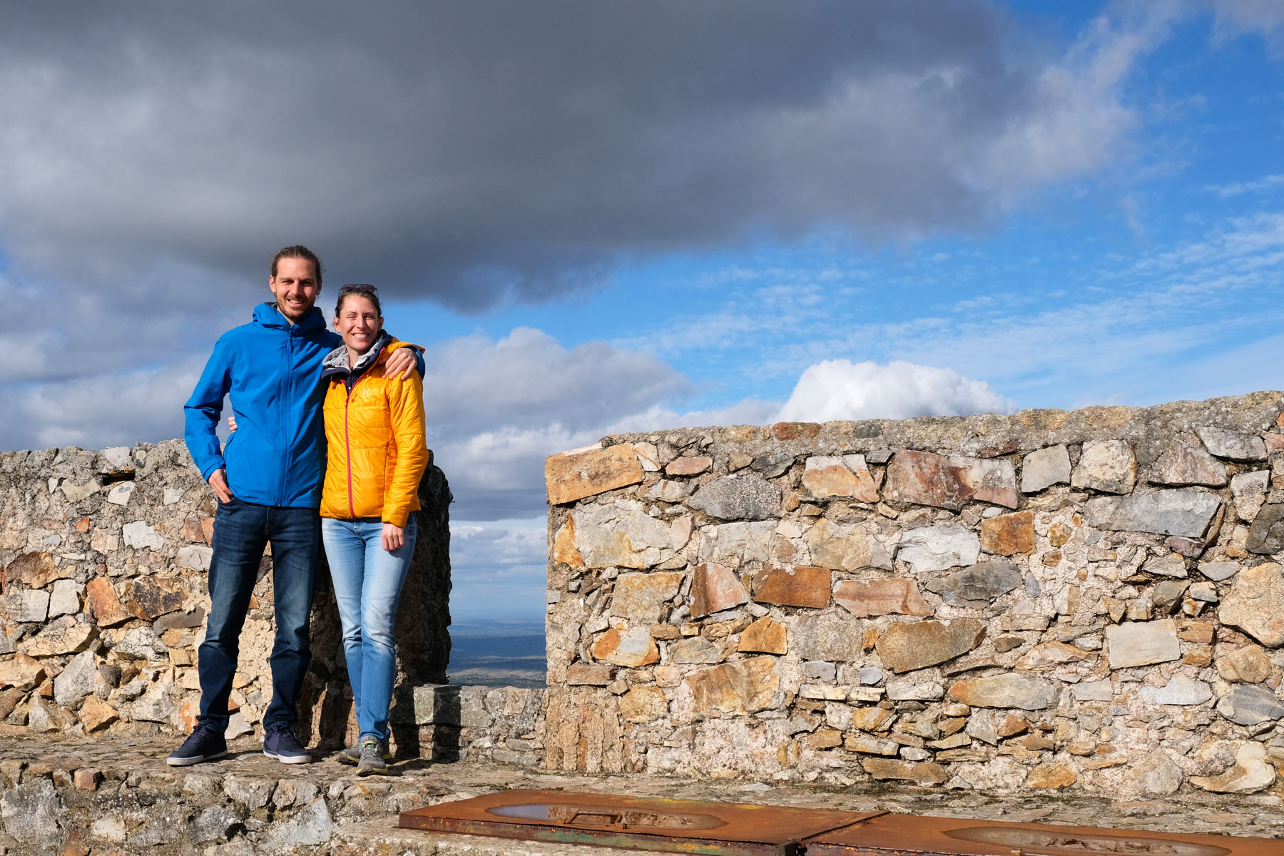 Leo und Sebastian auf der Burg Marvao in Portugal.